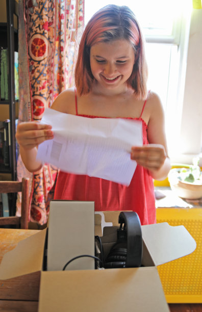 一个女孩拿着她的包裹。图片下载