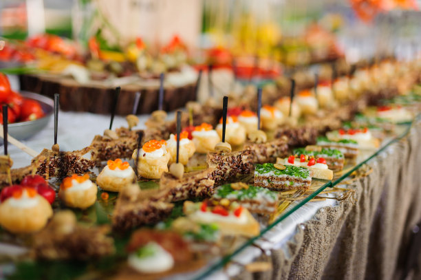 自助餐或宴会上的美味佳肴和小吃。餐饮。图片下载