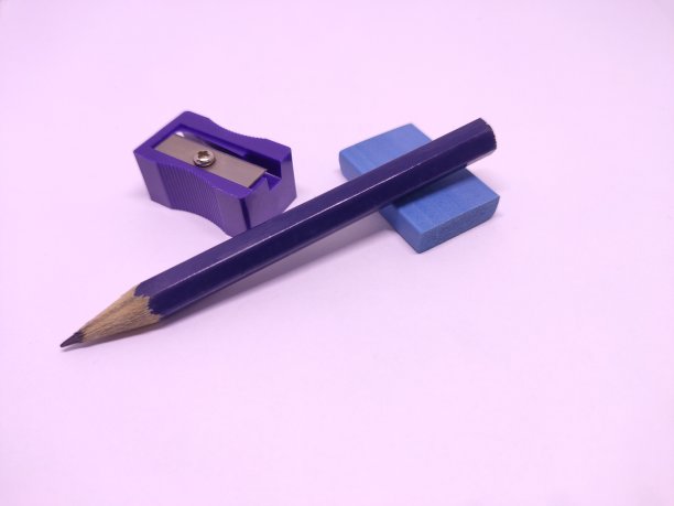 蓝色铅笔和橡皮隔离在白色背景图片下载