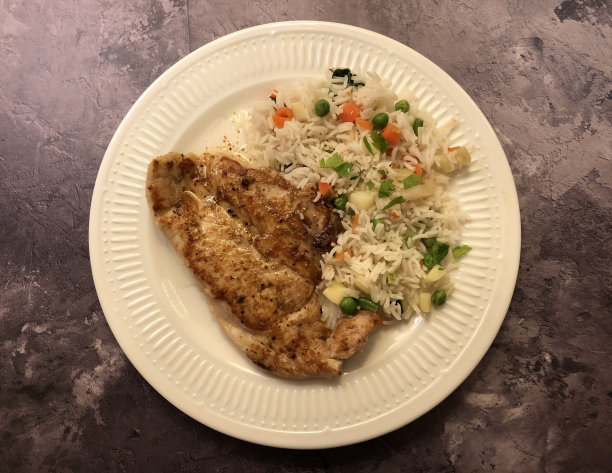 烤鸡胸肉配蔬菜和米饭。图片下载