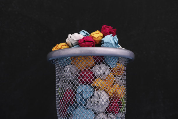 在垃圾桶里揉成一团的彩纸图片下载