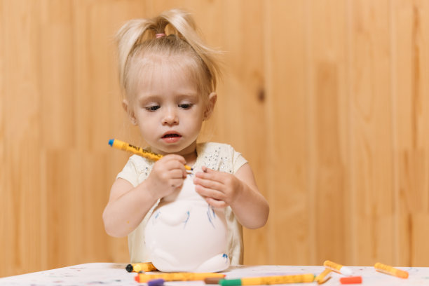 小女孩用马克笔画一个存钱罐图片下载