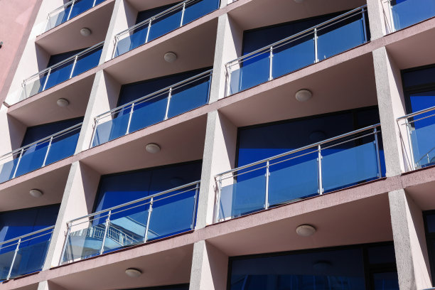 城市住宅综合体中的现代新建筑图片下载