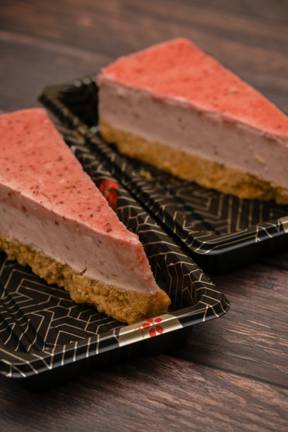 两片草莓芝士蛋糕图片下载