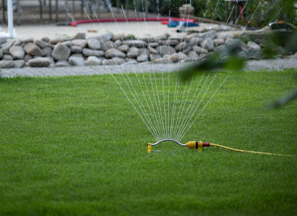 草坪灌溉系统，让他们保持绿色图片下载