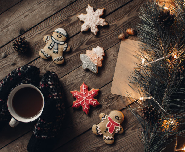 手在手套。圣诞饼干。圣诞背景和装饰在深色木板上。圣诞节的心情。平躺冬天舒适的复古背景。图片下载