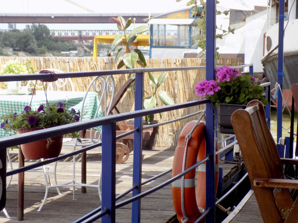 在河边停靠的木筏上的餐厅图片下载