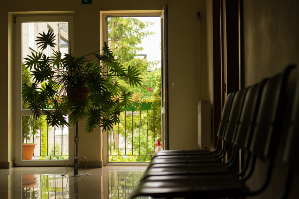 有花的等候室图片下载