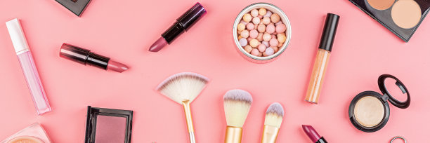 粉红色背景上的化妆品。一套豪华装饰化妆品复制空间，平面lay，俯视图，模型，模板图片下载