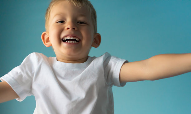 快乐的微笑男孩高兴地跳图片下载