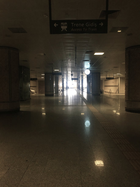 空荡荡、黑暗的地铁站图片下载