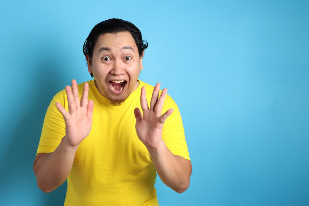 惊喜快乐的亚洲人，胜利庆典图片下载