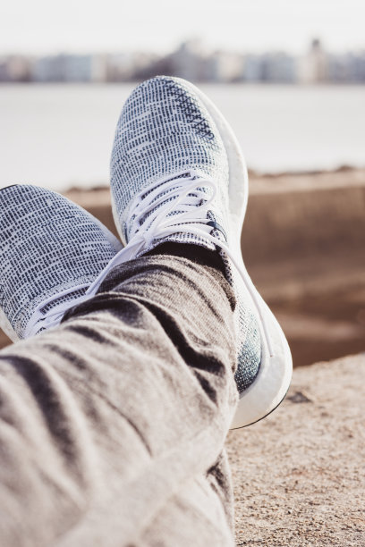 在户外休息的腿的特写。散步。副本的空间。图片下载