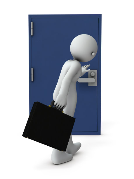 一个试图闯入的间谍。他正设法到门那儿去。白色背景。3 d演示。图片下载