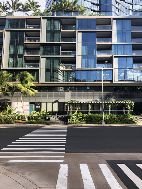 卡卡科十字路口的人行横道和新公寓图片下载