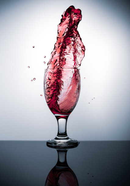 水艺术——在酒杯上泼洒水图片下载