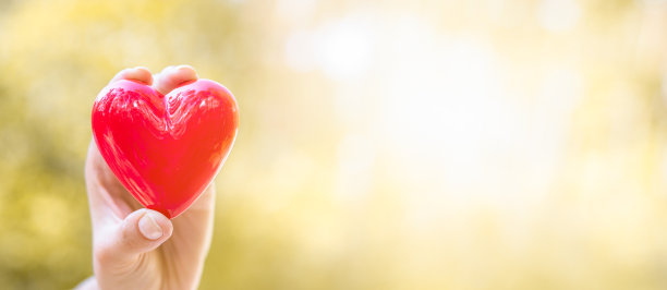 那个女人手里拿着一颗红心。图片下载