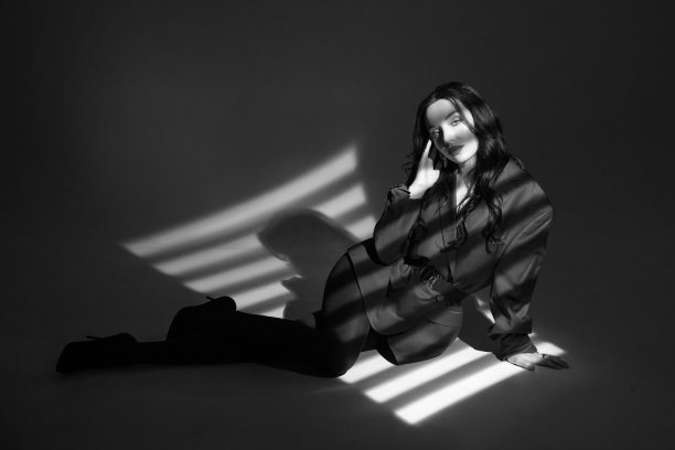 聚光灯下的美女。时尚的照片图片下载