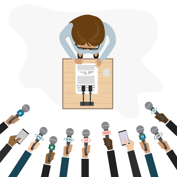 女商人在新闻发布会上发言。不同记者的手拿着麦克风。新闻稿。图片下载