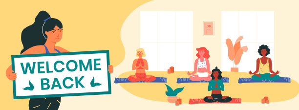 瑜伽教练手持欢迎横幅，告知客户新冠肺炎封锁后瑜伽课程将恢复。做莲花式或莲花式的女性。身心健康。图片下载