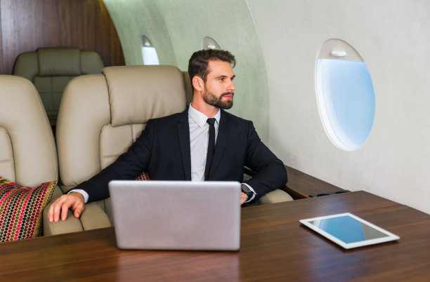 私人飞机上的商人图片下载