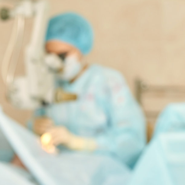 眼科激光显微镜手术。有医生和家长的诊所。模糊的背景。Unfocus,选择性的焦点图片下载