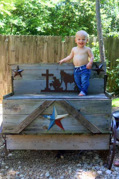 1岁的白人男孩赤裸上身享受户外生活图片下载