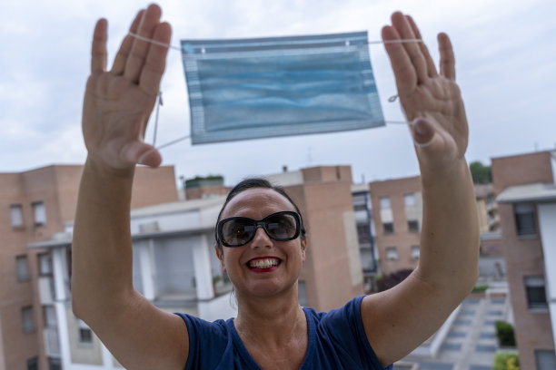 阳台上的漂亮女人图片下载