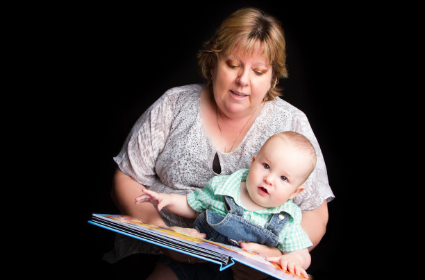 奶奶和孙子一起享受着特别的时刻图片下载