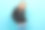 美丽微笑的女孩在一个休闲的外观与皮夹克和牛仔裤摆姿势与copyspace浅蓝色背景图片下载