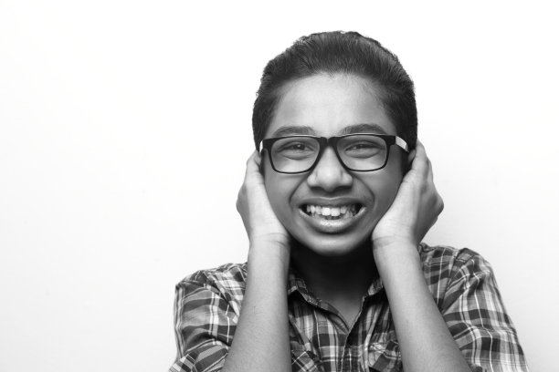 一个欢呼的小男孩的黑白肖像图片下载