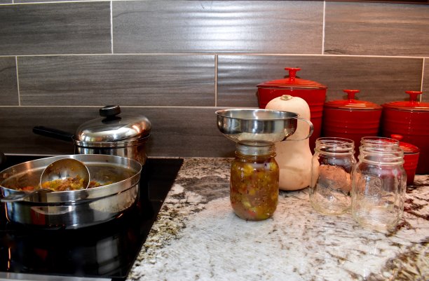 秋天收获的蔬菜被保存成酸辣酱、酱汁和果酱，制成健康的有机罐装食品，可以在冬季食用图片下载
