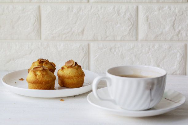 在家烤杯蛋糕和喝咖啡图片下载