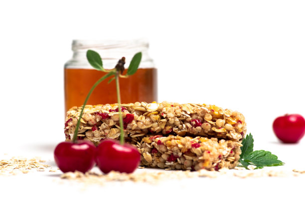 蛋白质能量棒与全谷物和樱桃水果图片下载