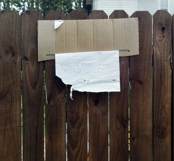 栅栏上的旧纸条图片下载