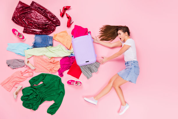 上面上面高角度视图全长侧面照片沮丧的女孩躺有夏天的周末不能抓住手提箱的东西秋天飞穿t恤牛仔裤腿孤立的柔和的颜色背景图片下载