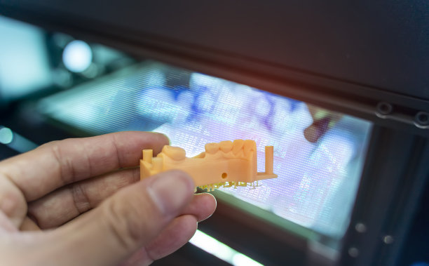 由光聚合物材料制成的3d打印机。图片下载