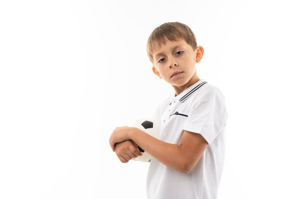 一个金发小男孩拿着足球，画面孤立在白色背景上图片下载