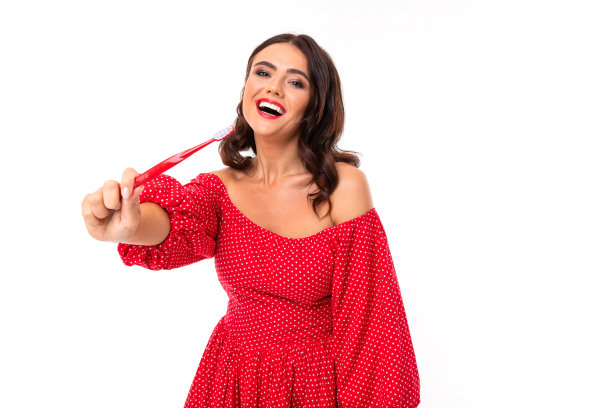 美丽的年轻女子完美的微笑和刷牙建议定期刷牙，图片孤立的白色背景图片下载