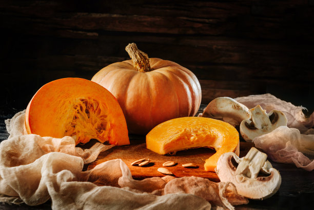 用南瓜和蘑菇组成一个黑暗的背景图片下载