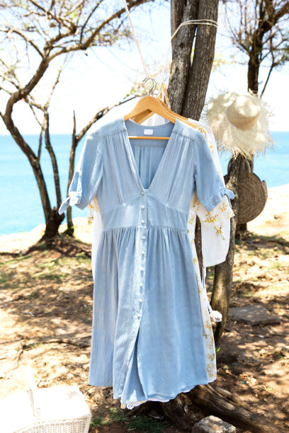 衣服挂在晾衣绳上晾干。图片下载