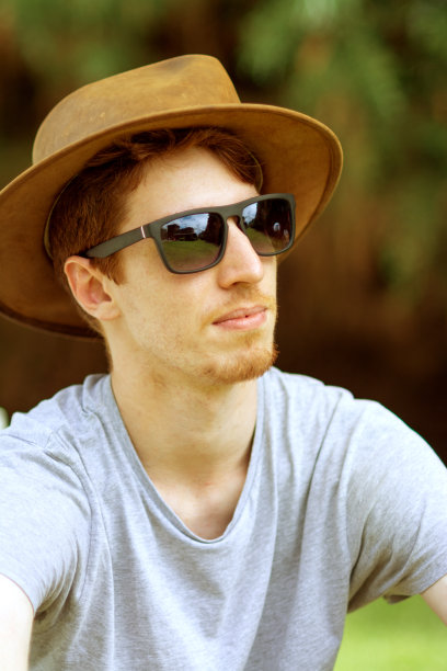 一个戴着帽子的年轻人的肖像图片下载