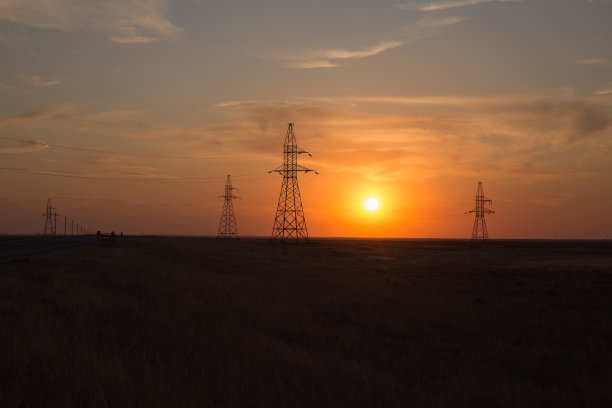 日落时草原上的电线图片下载