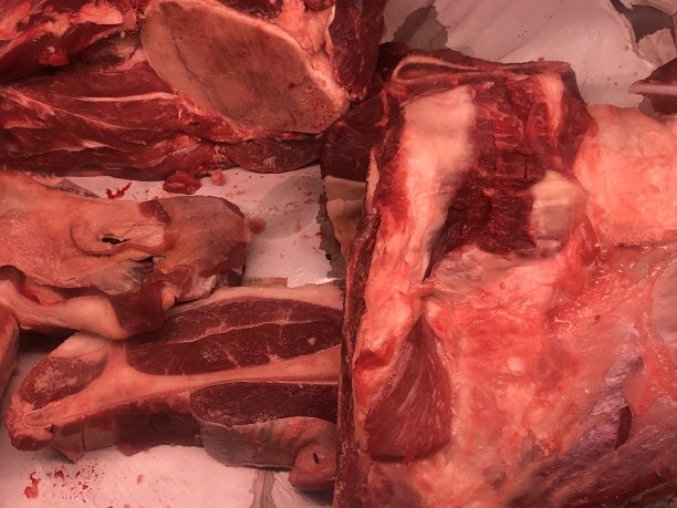 肉上肉店不同种类的肉近距离观看图片下载