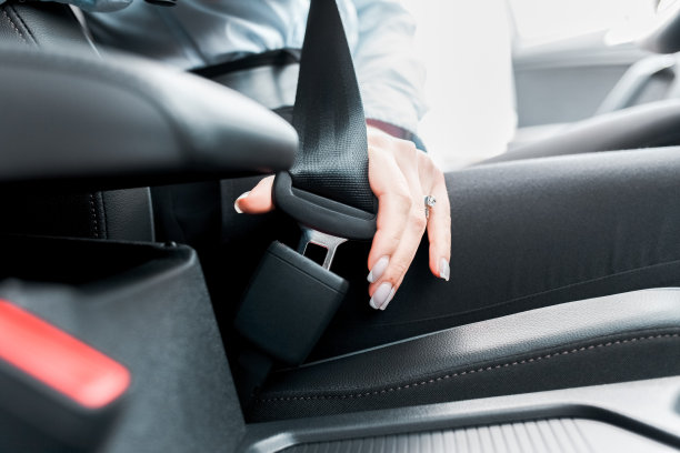 女司机系紧安全带素材图片