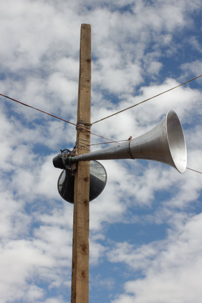 木柱上的老式扩音器。演讲的扩音图片下载