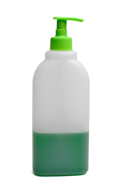 带分配器的塑料瓶，半瓶绿色液体。被孤立在带有阴影的白色背景上图片下载