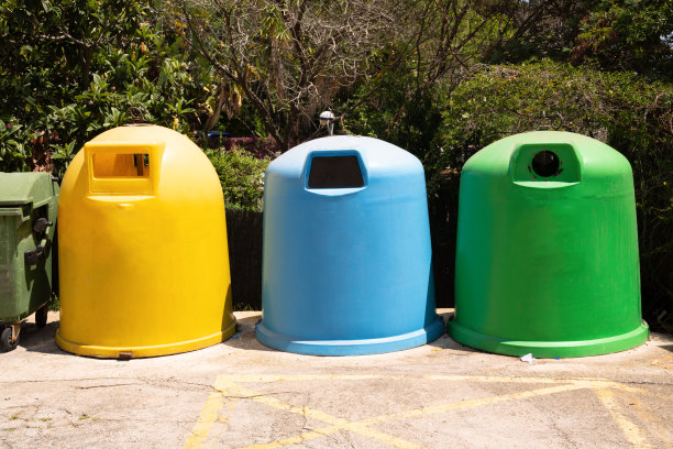 公园的回收箱。7、节约环境的概念。图片下载