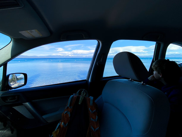 一家人在太浩湖游玩，探索美景图片下载