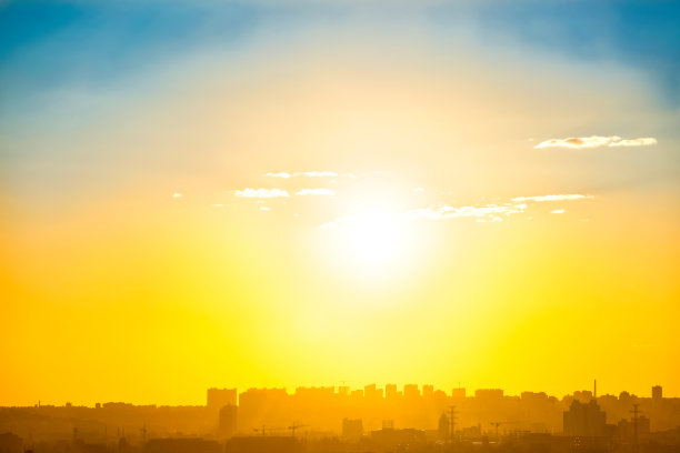 城市日落与建筑剪影图片下载